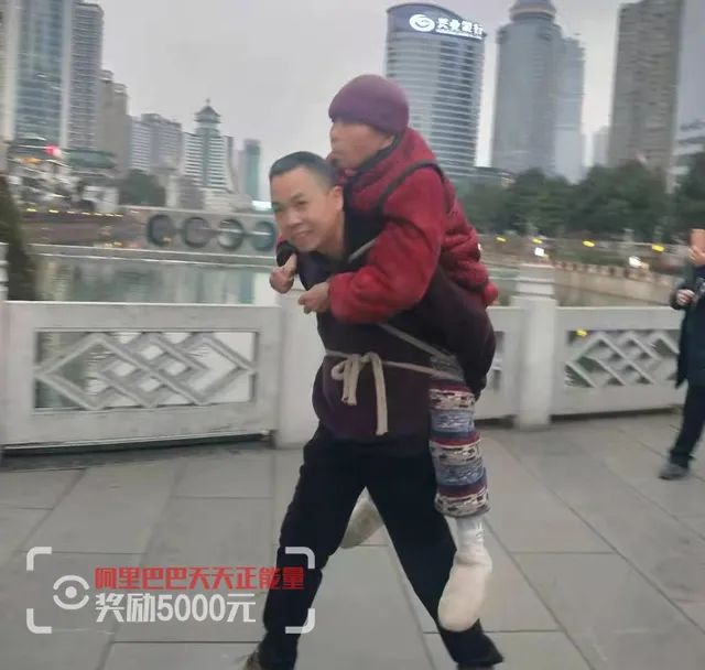 當您的雙腳！孝兒「揹81歲行動不便老母」出遊圓母夢　「一路上不喊苦」謙虛笑：應盡的本分