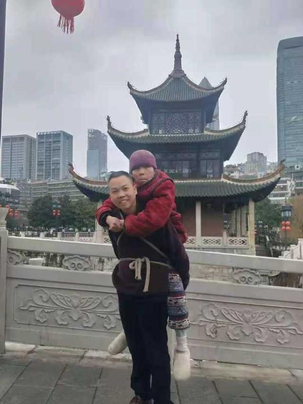 當您的雙腳！孝兒「揹81歲行動不便老母」出遊圓母夢　「一路上不喊苦」謙虛笑：應盡的本分