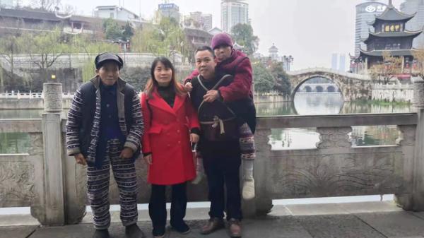 當您的雙腳！孝兒「揹81歲行動不便老母」出遊圓母夢　「一路上不喊苦」謙虛笑：應盡的本分