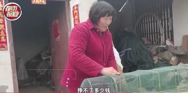嫁癱男被笑傻！癡情女「每天為夫把屎尿」甜喊：我很幸福　住破屋又沒錢「夫妻現況曝光」網讚：相信了愛情