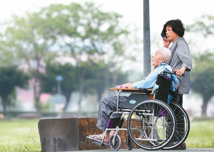 好想喘口氣！孝女「白天顧中風父半夜打工」嘆：找無求助路　長照不敢婚「卑微心願曝光」