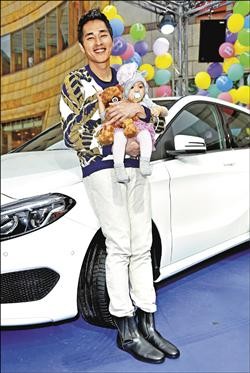 性格浪子變慈父！42歲藍正龍「不捨愛妻為孩子淡出」　結婚7年宣告「老婆自由了」：一切都值得了