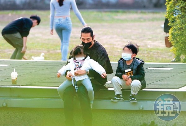 性格浪子變慈父！42歲藍正龍「不捨愛妻為孩子淡出」　結婚7年宣告「老婆自由了」：一切都值得了