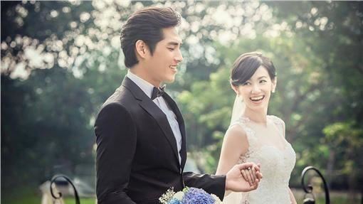 性格浪子變慈父！42歲藍正龍「不捨愛妻為孩子淡出」　結婚7年宣告「老婆自由了」：一切都值得了