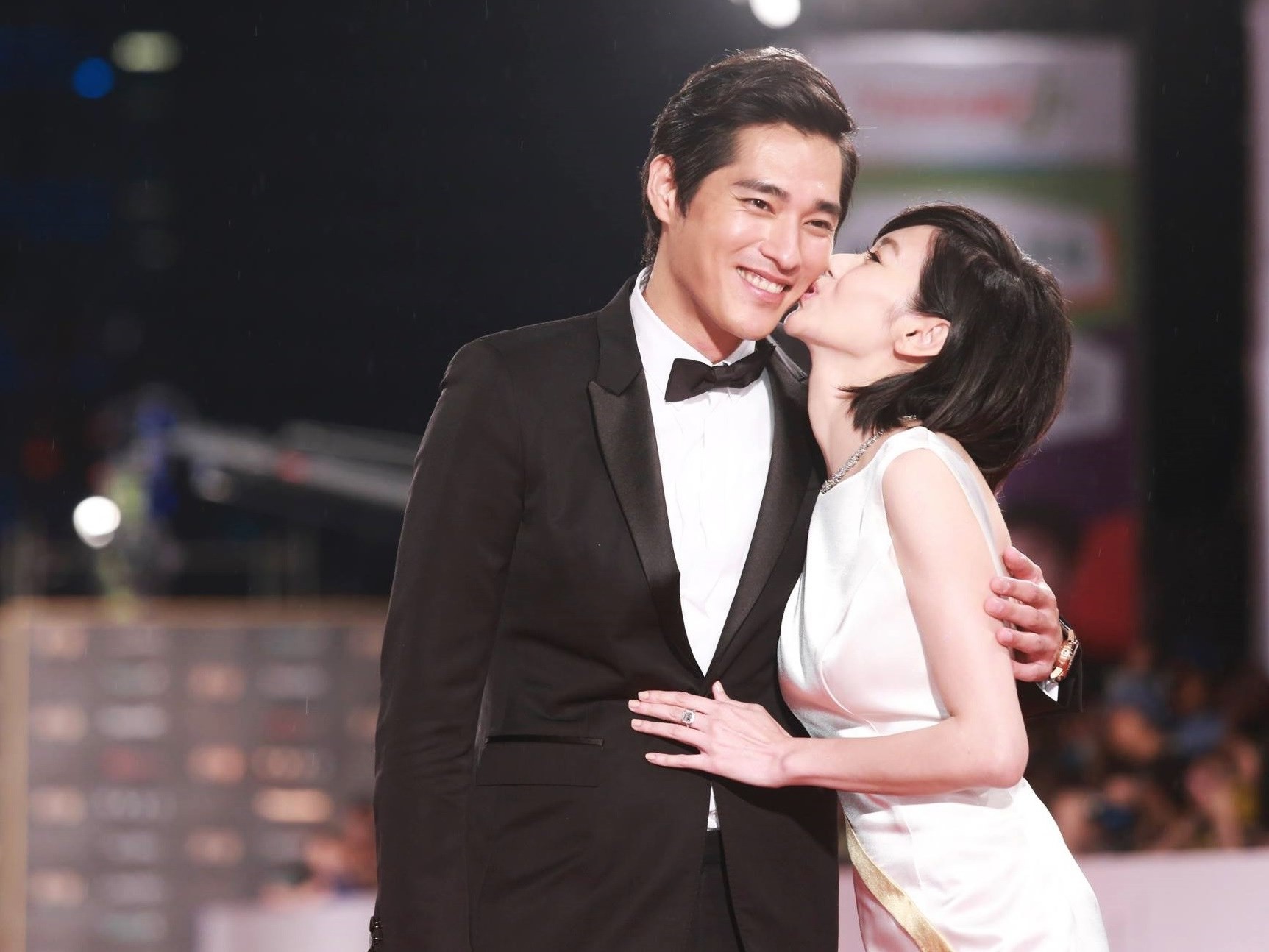 性格浪子變慈父！42歲藍正龍「不捨愛妻為孩子淡出」　結婚7年宣告「老婆自由了」：一切都值得了
