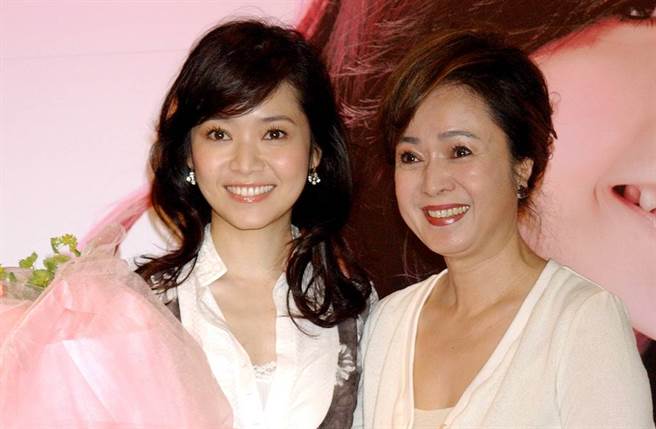 暢談小三過往！侯佩岑急護母「我們沒拿這麼多錢」　知情人曝「正宮當年被圍堵」：太不知分寸