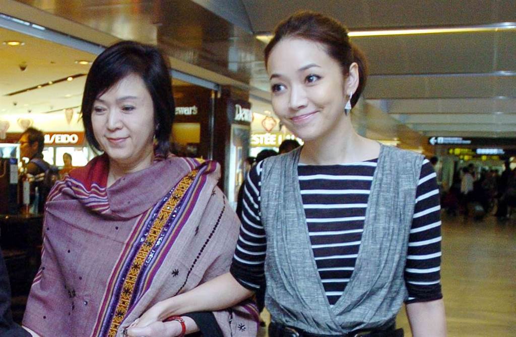 暢談小三過往！侯佩岑急護母「我們沒拿這麼多錢」　知情人曝「正宮當年被圍堵」：太不知分寸