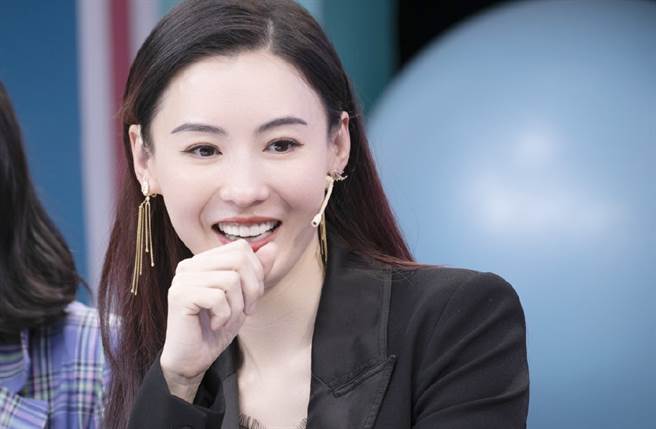 張柏芝三胎兒曝光！2歲身高暴風抽高「與媽媽蹲著齊高」　黃捲毛「長相萌翻天」宛若洋娃娃