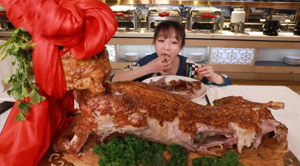 直播翻車！大胃王小姐姐挑戰「40kg烤全羊」　鏡頭傾斜45度後「破綻百出」網酸：吃不起別裝