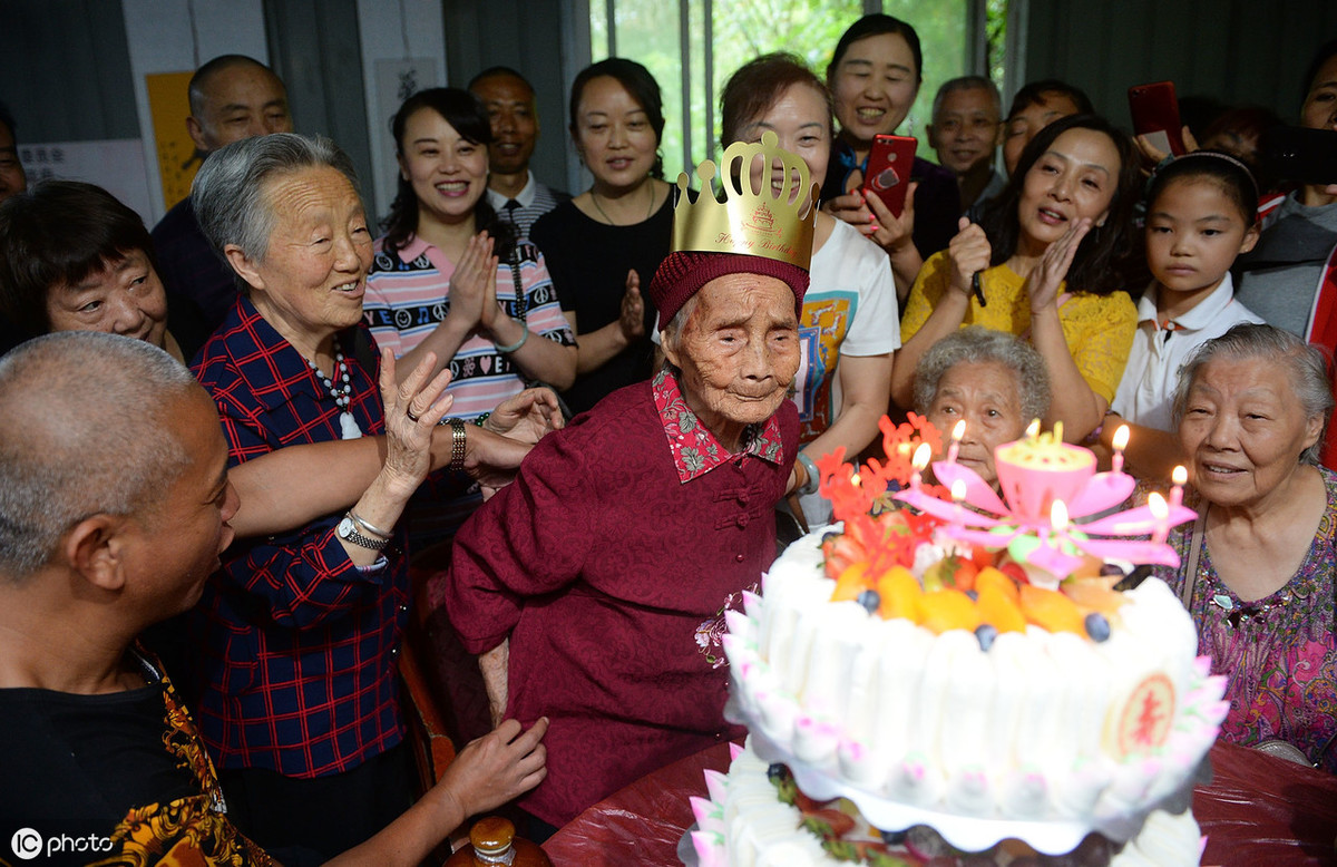 六世同堂！119歲阿嬤過生日「近百名後人拜夀」　身體0毛病「長壽有秘訣」網讃：最牛00後
