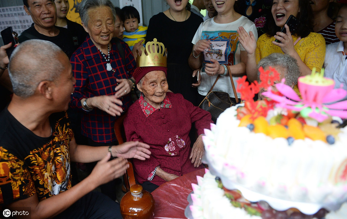 六世同堂！119歲阿嬤過生日「近百名後人拜夀」　身體0毛病「長壽有秘訣」網讃：最牛00後