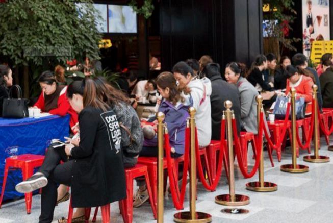 母女進店吃火鍋！女兒拿半天菜單卻「只點2個菜」　服務員疑惑「看清菜名」後偷偷報警