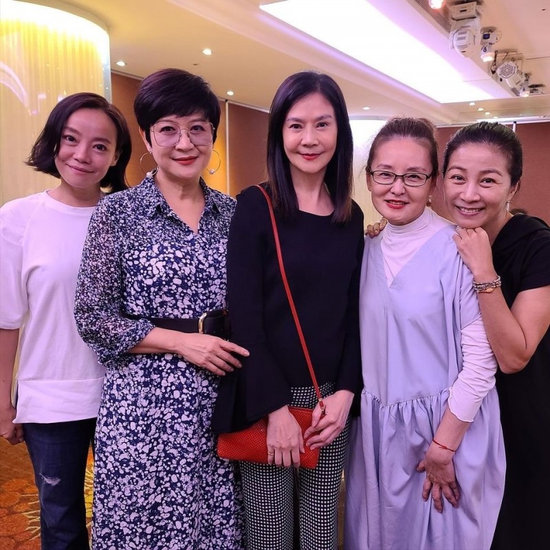 56歲氣質出眾！俞小凡為兒女「原諒尪外遇」花快1年才放下　兒女赴美念書「近況曝光」網讚：苦盡甘來