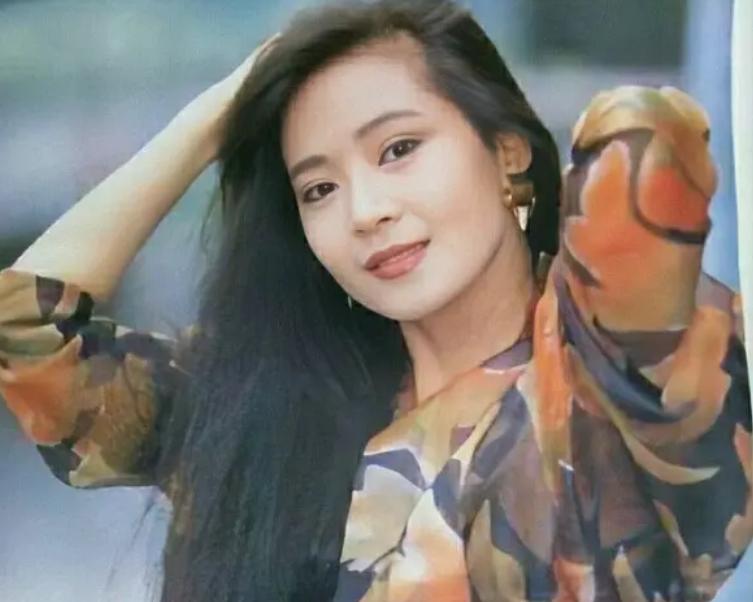 56歲氣質出眾！俞小凡為兒女「原諒尪外遇」花快1年才放下　兒女赴美念書「近況曝光」網讚：苦盡甘來