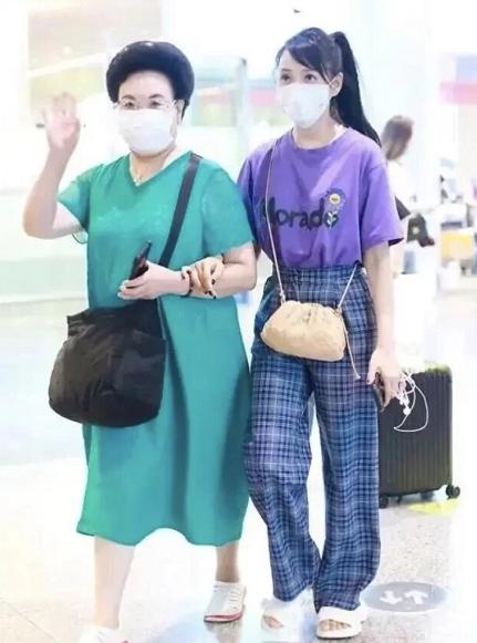看不出來大10歲！53歲伊能靜「牽手婆婆走機場」比老公還年輕　減齡搭配「髮型更加分」：遠看似少女