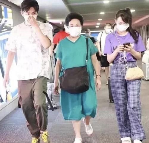 看不出來大10歲！53歲伊能靜「牽手婆婆走機場」比老公還年輕　減齡搭配「髮型更加分」：遠看似少女