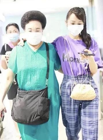 看不出來大10歲！53歲伊能靜「牽手婆婆走機場」比老公還年輕　減齡搭配「髮型更加分」：遠看似少女