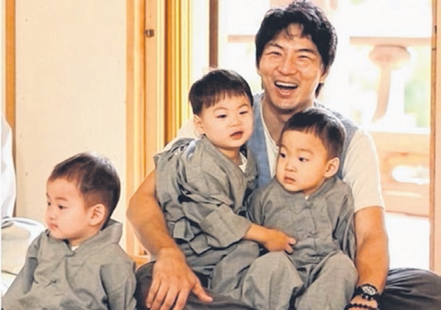 亞洲最萌三胞胎！大韓民國萬歲「9歲慶生近照」瘋傳　遺傳「老爸185cm長腿基因」近看五官網笑歪