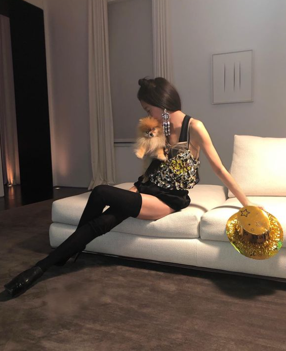 71歲活得像少女！美魔女「彷彿被歲月遺忘」身材美到超逆天　63歲毅然離婚「靠自己賺200億身家」