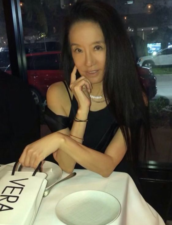 71歲活得像少女！美魔女「彷彿被歲月遺忘」身材美到超逆天　63歲毅然離婚「靠自己賺200億身家」