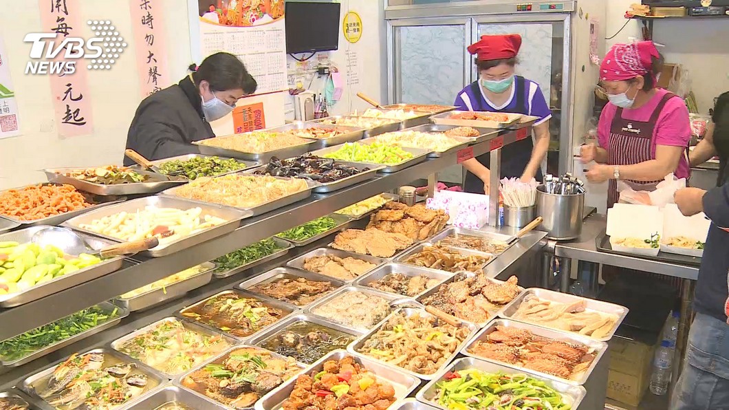 在便當店看好久！遊民「遲遲不敢點菜」令客人不捨　正要掏錢幫忙「被店員阻止」網淚：是活菩薩