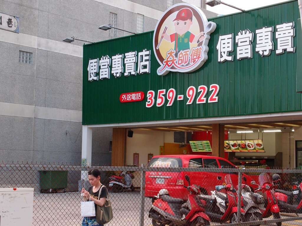 在便當店看好久！遊民「遲遲不敢點菜」令客人不捨　正要掏錢幫忙「被店員阻止」網淚：是活菩薩