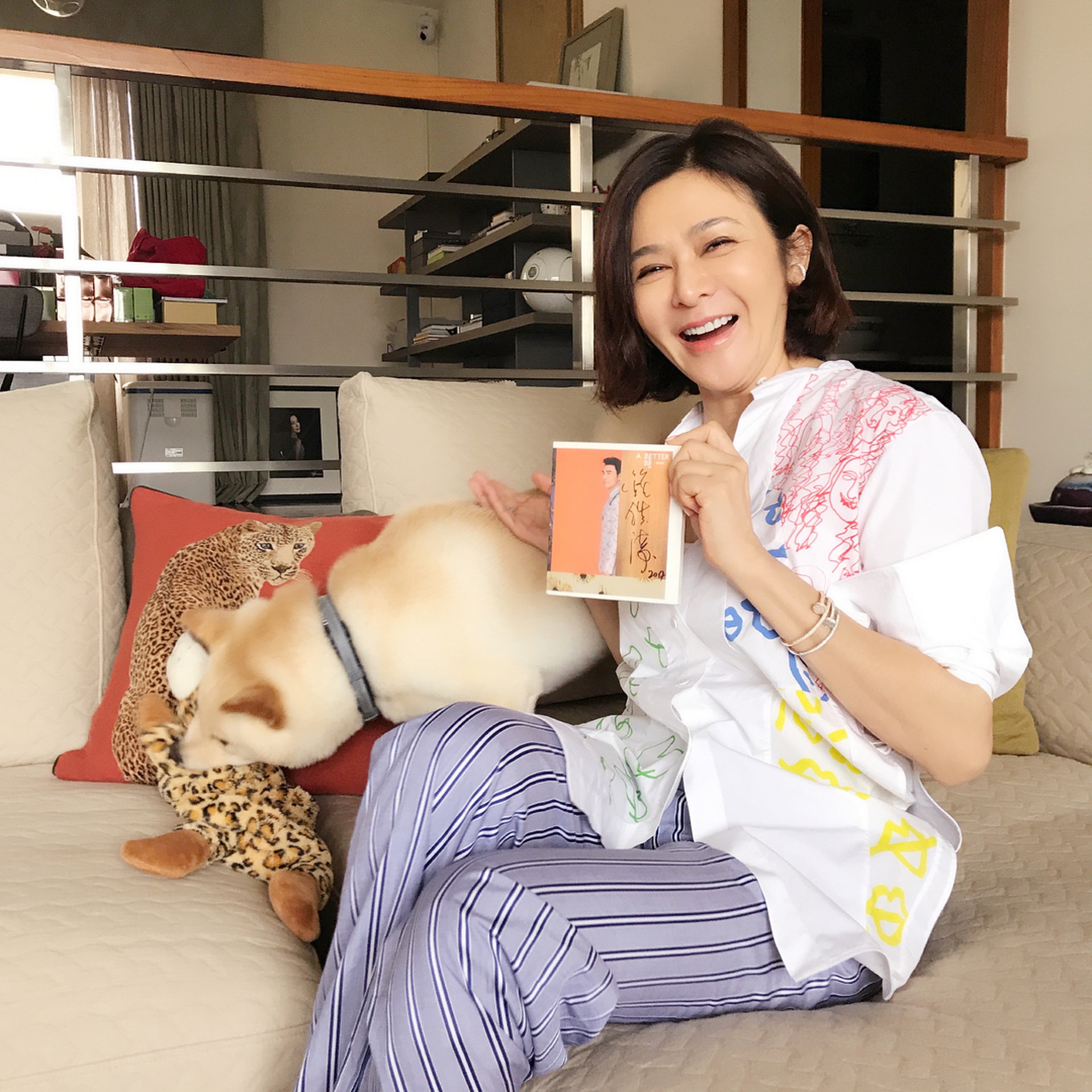 開箱6億半山豪宅！關之琳樂曬「10櫃大衣帽間收藏」：10年不愁吃穿　驚見「絕美弧形落地窗」居高一覽千萬港景