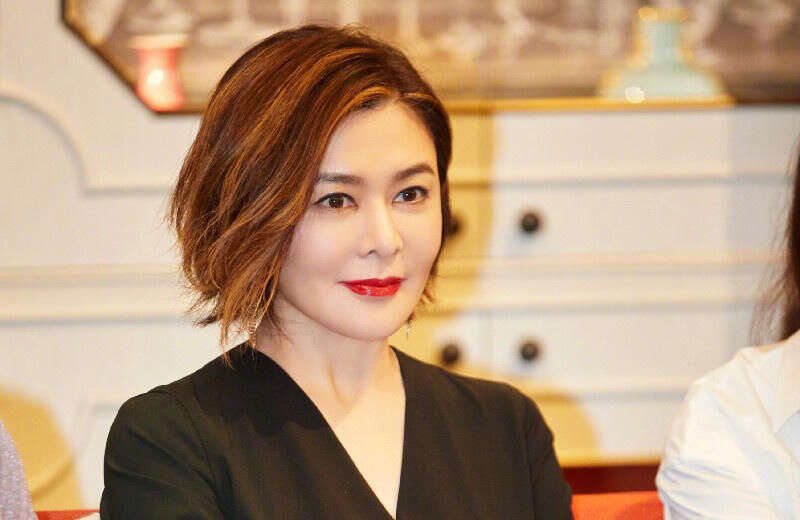 開箱6億半山豪宅！關之琳樂曬「10櫃大衣帽間收藏」：10年不愁吃穿　驚見「絕美弧形落地窗」居高一覽千萬港景