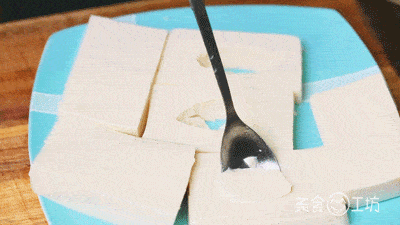 10分鍾就能出鍋！豆腐搭配雞蛋配上「特製調醬汁」營養翻倍　簡單一煎「超下飯」