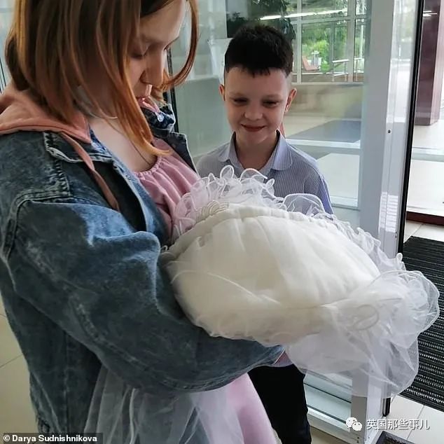  俄羅斯13歲女孩生孩子！稱10歲男孩是孩子爸　如今現狀曝光「她後悔不已」網：真不可思議