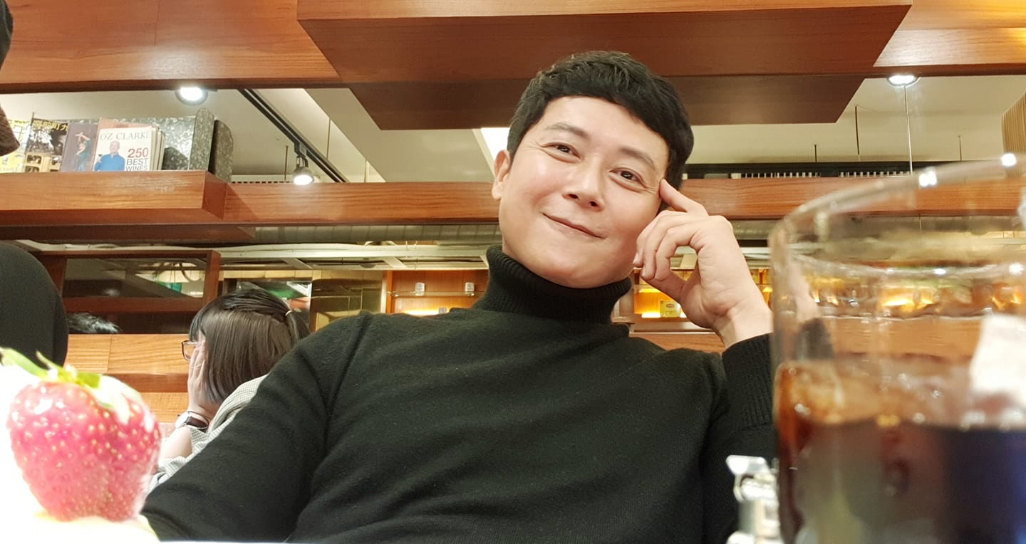 爸爸叫不出我！王燦哽咽憶父「臨終前最後牽他手」病榻前盡孝　家庭破碎難忘「5歲唯一全家出遊」