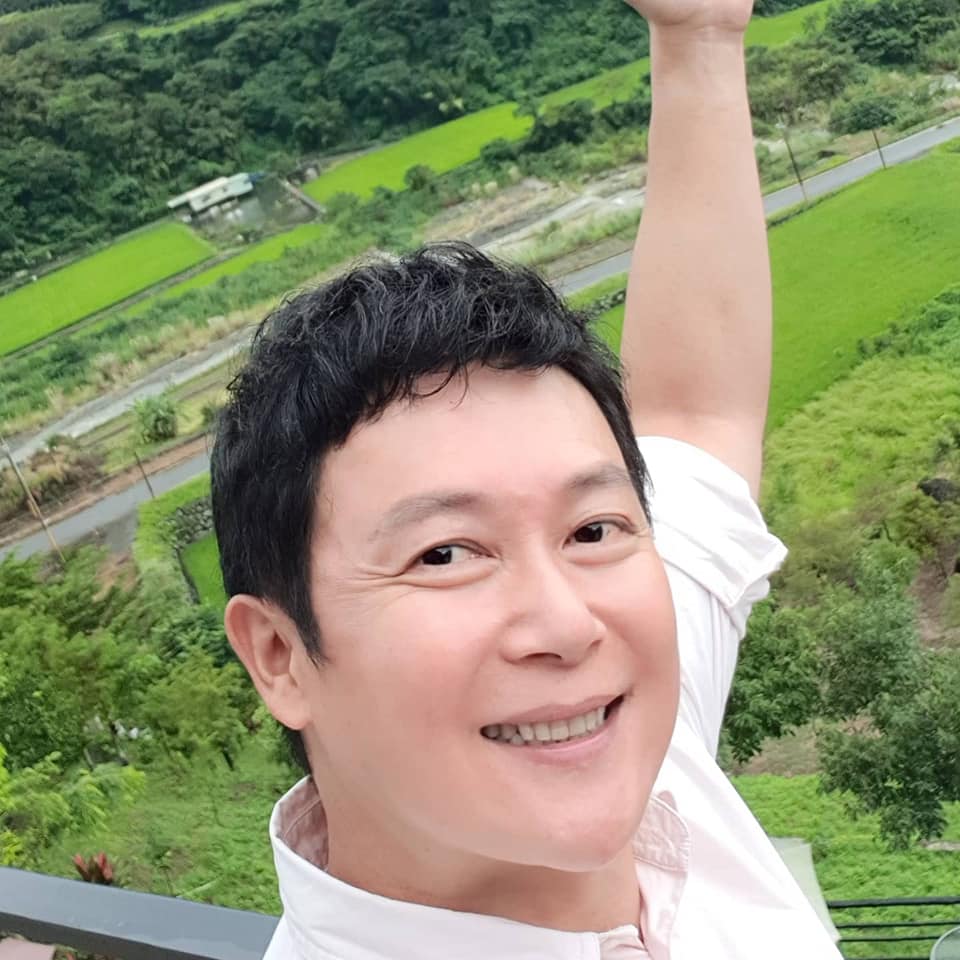 爸爸叫不出我！王燦哽咽憶父「臨終前最後牽他手」病榻前盡孝　家庭破碎難忘「5歲唯一全家出遊」