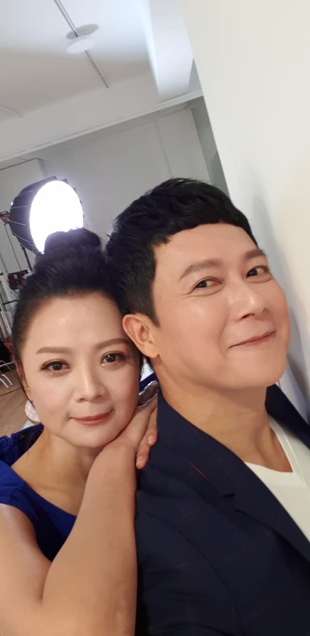 爸爸叫不出我！王燦哽咽憶父「臨終前最後牽他手」病榻前盡孝　家庭破碎難忘「5歲唯一全家出遊」