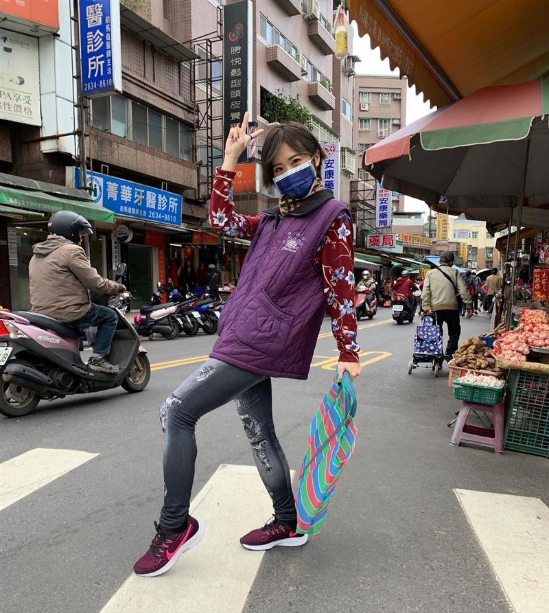 街上巧遇！大咖女星「變裝大嬸現身菜市場」　爽買33元衣服「穿出台味質感」：愛台灣