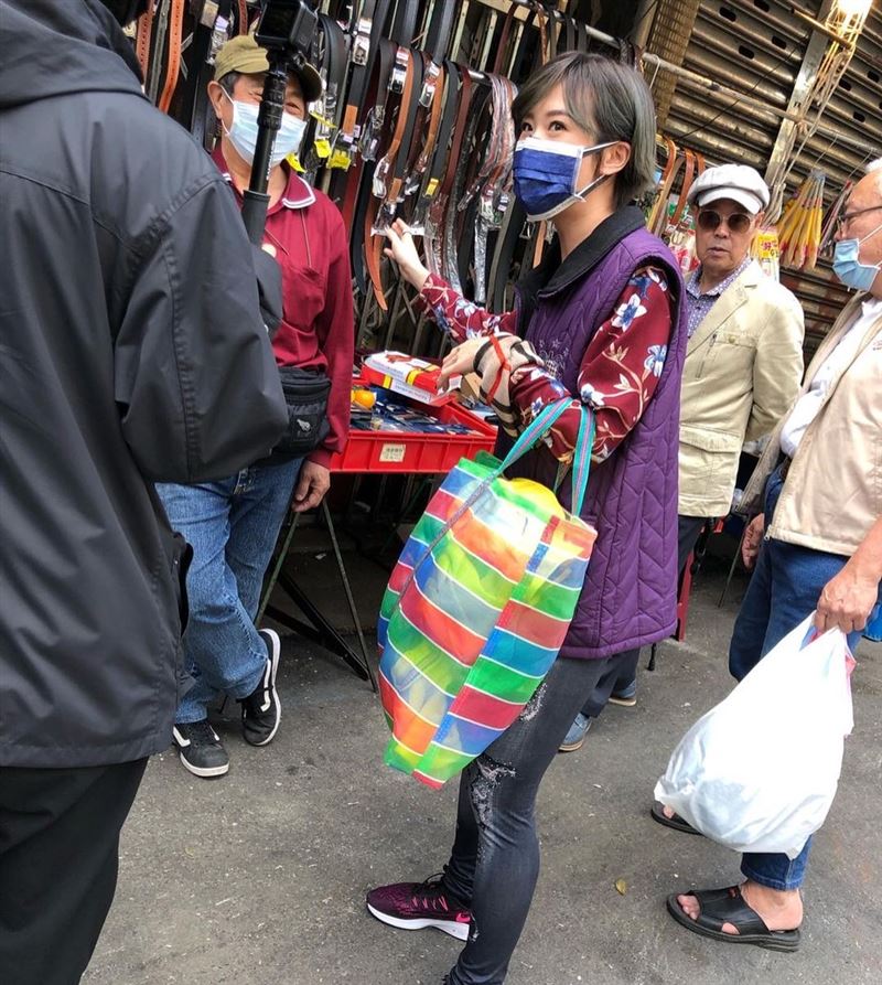 街上巧遇！大咖女星「變裝大嬸現身菜市場」　爽買33元衣服「穿出台味質感」：愛台灣