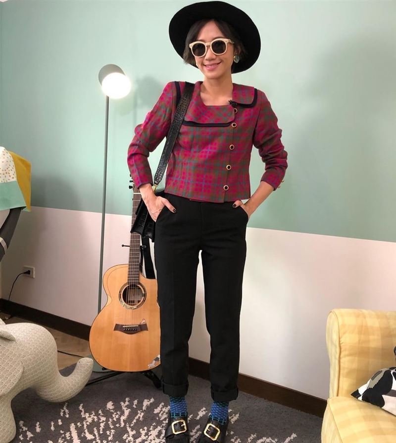 街上巧遇！大咖女星「變裝大嬸現身菜市場」　爽買33元衣服「穿出台味質感」：愛台灣