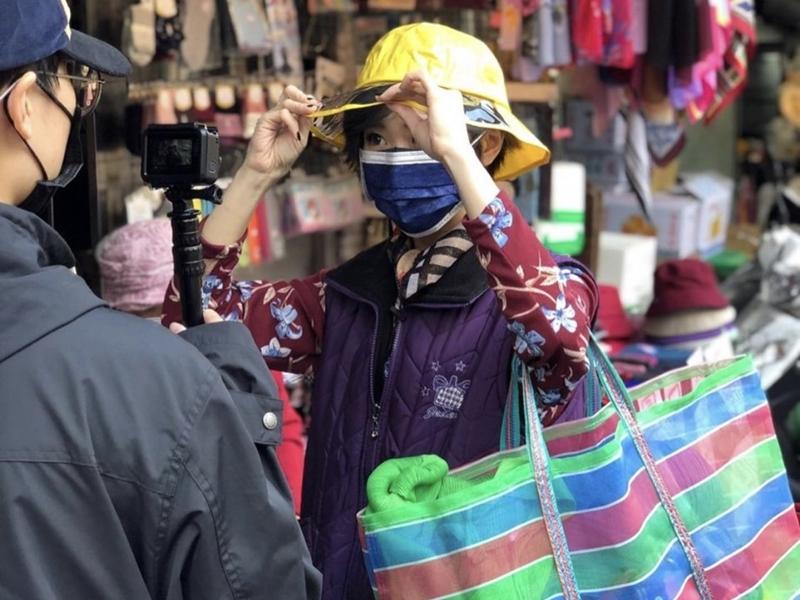 街上巧遇！大咖女星「變裝大嬸現身菜市場」　爽買33元衣服「穿出台味質感」：愛台灣