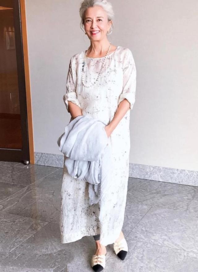 60歲的日本奶奶從容得體，活成女性典範，印證歲月厚待優雅女人