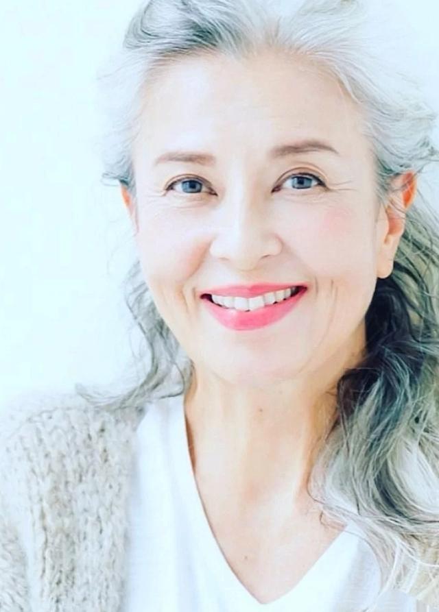 60歲的日本奶奶從容得體，活成女性典範，印證歲月厚待優雅女人