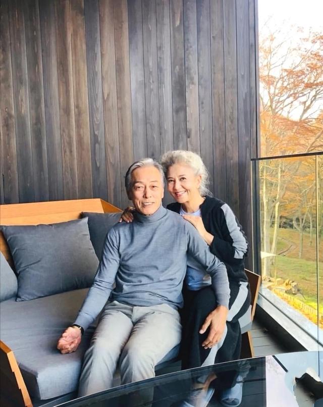60歲的日本奶奶從容得體，活成女性典範，印證歲月厚待優雅女人