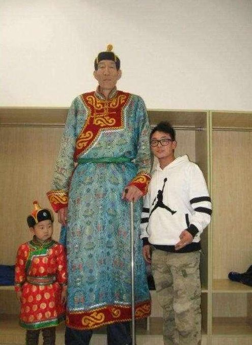 70歲巨人！身高2.36m娶「小28歲嬌妻」個子到胃部　「不顧醫生反對冒險生子」今現狀曝光