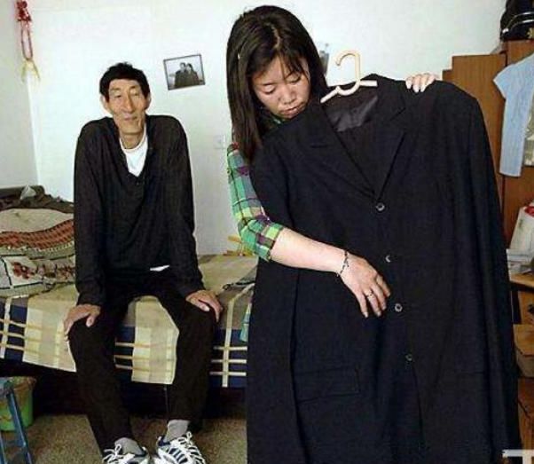 70歲巨人！身高2.36m娶「小28歲嬌妻」個子到胃部　「不顧醫生反對冒險生子」今現狀曝光
