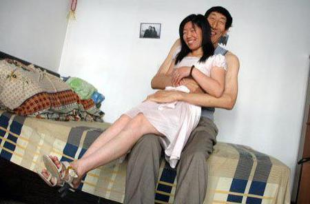 70歲巨人！身高2.36m娶「小28歲嬌妻」個子到胃部　「不顧醫生反對冒險生子」今現狀曝光