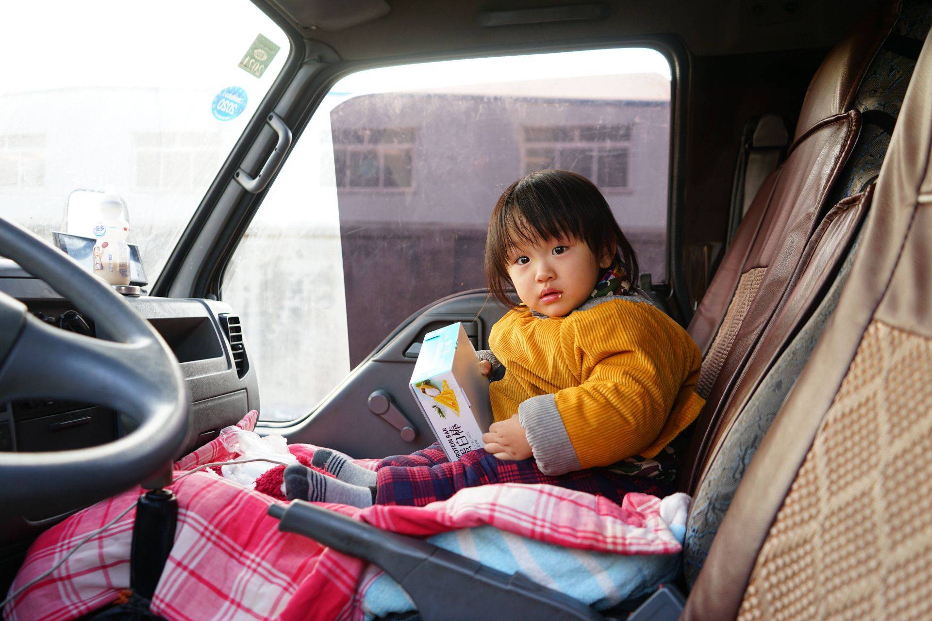 父女不分離！單親爸開大貨車「帶2歲女兒到處跑」　感動又心疼「對孩子深感抱歉」：跟著爸爸吃苦