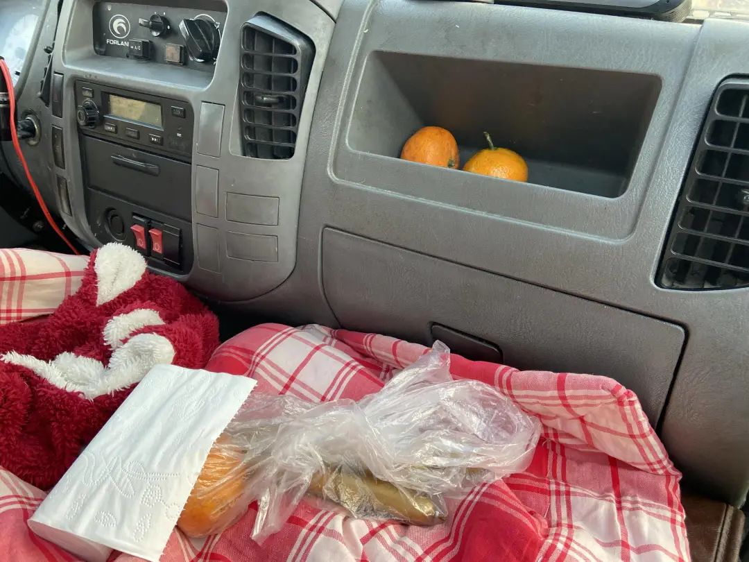 父女不分離！單親爸開大貨車「帶2歲女兒到處跑」　感動又心疼「對孩子深感抱歉」：跟著爸爸吃苦