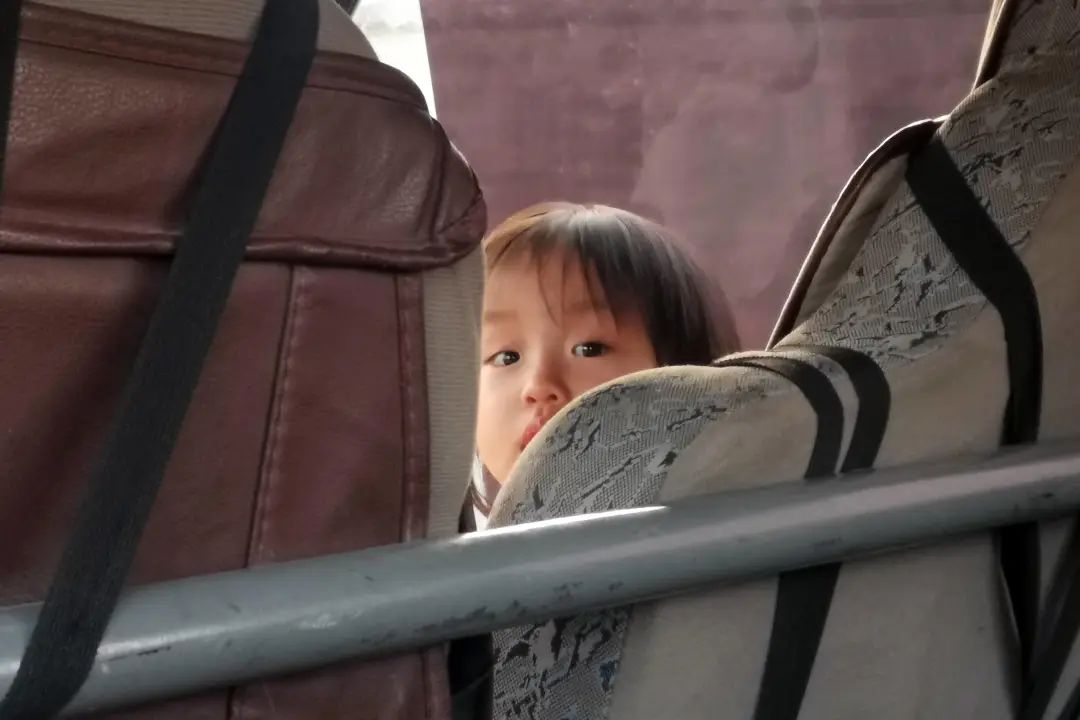 父女不分離！單親爸開大貨車「帶2歲女兒到處跑」　感動又心疼「對孩子深感抱歉」：跟著爸爸吃苦