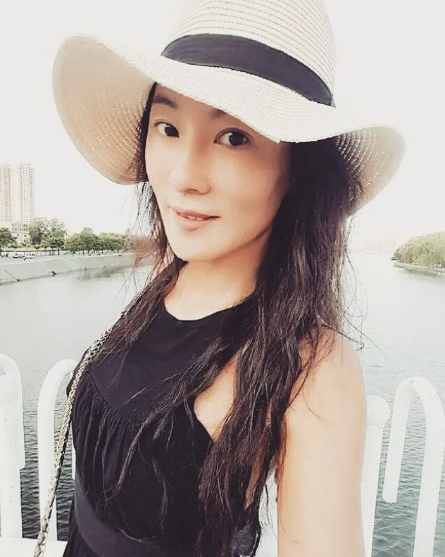 半百美魔女媽媽太辣！同框23歲兒子「誤以為是情侶」　「堅持30年自律」逆齡生長：年紀不過是數字