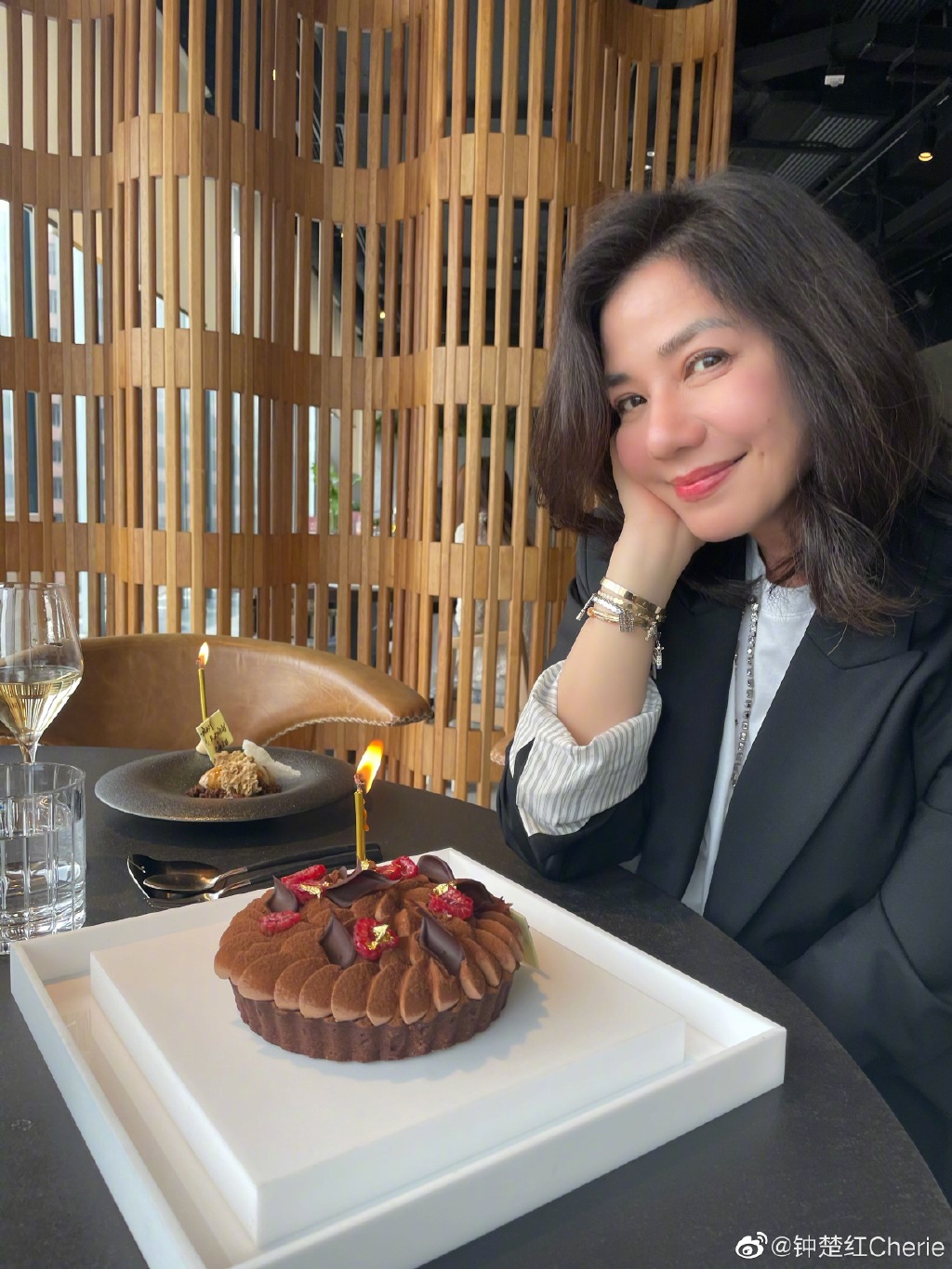 一代女神鍾楚紅「堅持不打醫美」　把日子過成詩「61歲登山素顏照」網讚翻：這才叫凍齡！