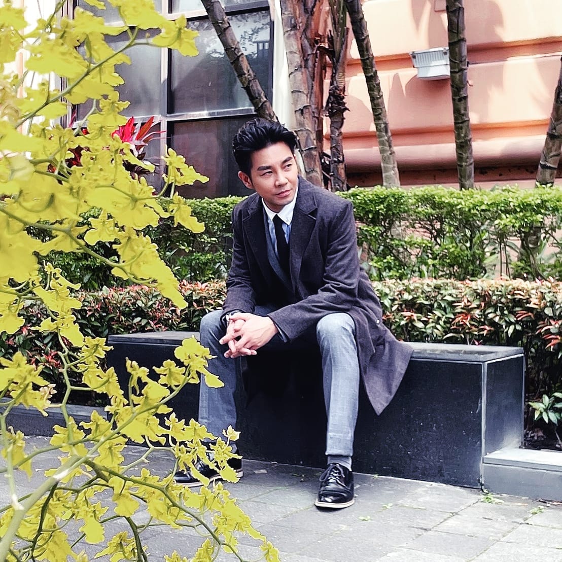 停工2年！謝承均「轉行當洗頭小弟」毫無明星架子　親力親為「遭嫌技術差」高EQ回應被讚