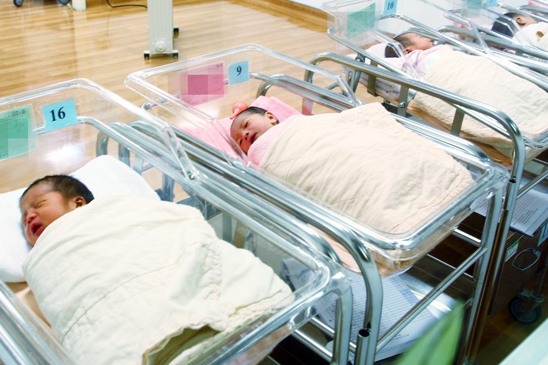 堂哥是億萬富豪！提出「把兒子過繼給我」他忍淚答應　卑微喊「不想有階級複製」網安慰：對孩子是好事